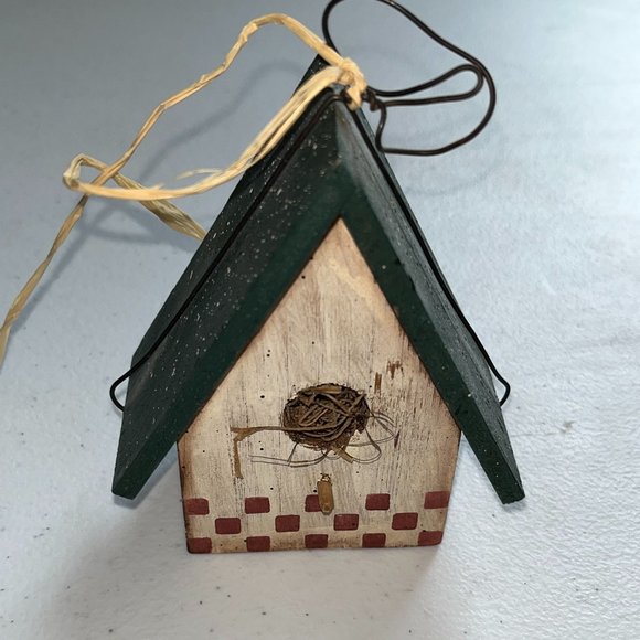 SMALL HAND MADE BIRDHOUSE - MADE IN USA - Picture 1 of 4